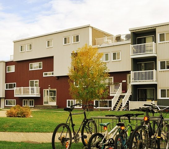 Les Terrasses, maisons de ville rouges et blanches avec balcons et support à vélos